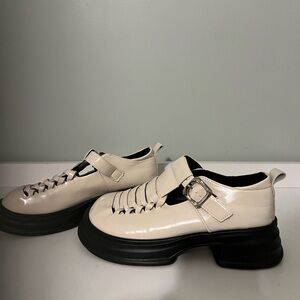 Women’s shoes fits like size 8.  Cream Color.